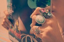 mam podobny taki jak ten po środku, ale pozostałe też niczego sobie ;)