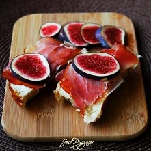 Kanapka z szynką i świeżymi figami. 
jestpysznie.pl