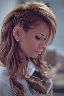 ciekawa dziewczyna, ale nie wiem, co w niej przyciąga