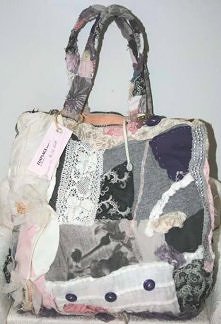 Torba mozaikowa na ramię lub do ręki uszyta z elementów łączonych, wyposażona w dwie wygodne kieszonki w środku.
Składniki:
ozdobny kwiat - element sukni ślubnej autorki,
szara ...