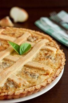 tarta z mielonym i sosem pomidorowym. polecam dodać suszone pomidorki w zalewie:)