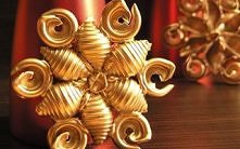 świąteczna dekoracja z makaronu spryskana na złoto