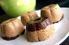 Chałwa
Składniki:

    sezam - u mnie ok. 180 g niełuszczonego
    miód dobrej jakości - 0k. 4-5 łyżek (dodawać po trochę i kontrolować konsystencję masy)﻿
    dodatki: kakao i ...