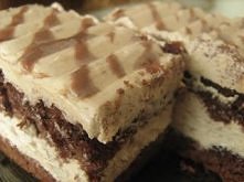 Chałwowiec
Biszkopt:
7 jaj
1 szklanka cukru
1 cukier waniliowy
pół łyżeczki proszku do pieczenie
1 łyżka mąki pszennej
3 budynie czekoladowe bez cukru
       Białka ubić na szty...
