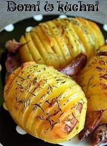 ZIEMNIAKI PIECZONE Z CZOSNKIEM, 
ROZMARYNEM I TYMIANKIEM 

Porcja dla 2 osób:
•4 średnie ziemniaki
•główka czosnku
•masło
•suszony tymianek i rozmaryn
•sól



Ziemniaki umyć, ob...