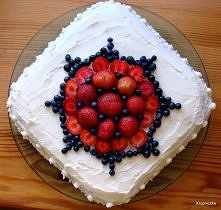 Ciasto marchewkowo - orzechowe bez mąki, z owocami i kremem