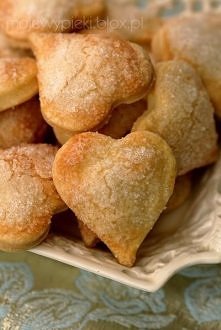 Śmietankowe serca
Składniki na około 60 sztuk:

28 dag mąki pszennej
25 dag masła
5 łyżek gęstej śmietany
1 żółtko
1 białko do posmarowania, cukier kryształ do posypania
Wszystk...