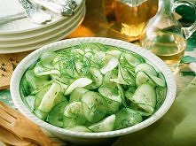 Sałatka ogórkowa w sosie wi...