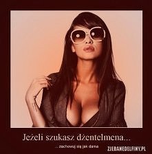 dama czesze się sama