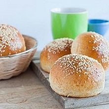 Składniki:

300 g pszennej mąki zwykłej
300 g maki pszennej graham 1850
250 g ciepłej wody
3 łyżki ciepłego mleka
7 g drożdży instant
30 g cukru
1 jajko
35 g miękkiego masła
1 1...