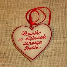 Serce z wybraną przez Ciebie sentencją.Elegancki haft komputerowy. Serce będzie doskonałym prezentem na święta i nie tylko dla bliskiej osoby.