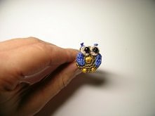 DYI! A jednak da się to zrobić! :) Szydełkowy pierścionek!
Taka mała sówka mi się spodobała :D zaledwie 2 x 2 cm a całkiem okazała :D