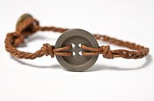 Brązowa bransoletka z guzik...