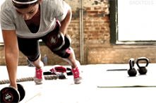 wersja HARD, ale za to jak działa:)
wpierw radzę zacząć bez ciężarów, to też działa;)
PS. pamiętajcie żeby biodra nie opadały