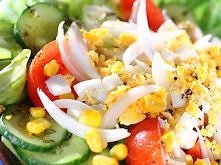 Sałatka mazowiecka
Składniki dla 6-8 osób:

1 duża krucha sałata,
4 pomidory (50 dag),
1 cebula (12 dag),
1 ogórek wężowy (30 dag),
1 puszka kukurydzy (40 dag),
2 jajka ugotowan...