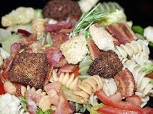 Sałatka imprezowa
Składniki:

300 g szynki,
100 g sera wędzonego
5 jaj
puszka kukurydzy
paczka grzanek
majonez
sałata do dekoracji
pietruszka
sól do smaku

Przygotowanie:

Ugoto...