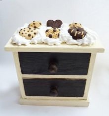 Brązowo-beżowa szafeczka