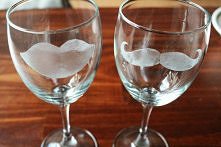 Kieliszek dla niej, kieliszek dla niego.
Genialny pomysł. Ciekawe gdzie można takie cudo dostać albo może co lepsze jak je zrobić? Jakieś pomysły?