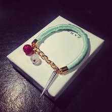 Śliczna bransoletka z miętowej wstażeczki ze złotym zapięciem i zawieszkami