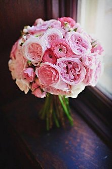 Różowe jaskry i ogrodowe róże- romantyczne zestawienie