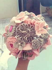 bukiet z filcu i broszek