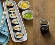 PROSTE SUSHI Z ŁOSOSIEM I AWOKADO