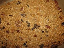 Składniki: 12 batoników
500 ml skondensowanego, niesłodzonego mleka
1-2 łyżek miodu (opcjonalnie – batoniki będą delikatnie słodkie)
2 garści wiórków kokosowych
1 garść pestek s...