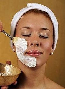 Po co wydawać fortunę na kremy, kiedy jeden z nich masz w lodówce. Nałóż majonez delikatnie na twarz i pozostaw taką majonezową maseczkę na 20 minut. Zetrzyj i zmyj pozostałości...