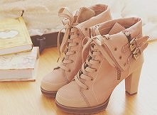 Butki w pudrowym kolorze.