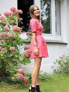 Sliczna ta sukienka ;**