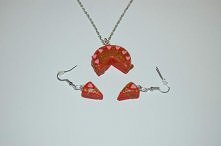 Tort truskawkowo-czekoladowy z polewą czekoladową i zatopionymi truskaweczkami + złote kuleczki :)
Kolekcja: Modelina
Rodzaj: Biżuteria