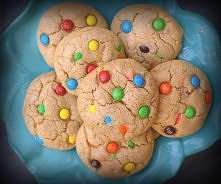 Ciastka z M&M

Składniki:
150 g masła, 150 g cukru, 300 g mąki, 1 jajko, 2 łyżeczki cukry waniliowego, pół łyżeczki sody oczyszczonej, 100 g cukierków M&M.

Sposób przyg...