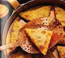 Samosa
SKŁADNIKI
CIASTO
500 g mąki
1/2 łyżeczki proszku do pieczenia
1 łyżeczka soli
25 g ghee
4 łyżki jogurtu
mąka do podsypywania
NADZIENIE
600 g mielonego mięsa
200 g zmielon...