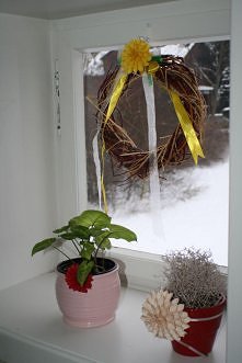 okno...
1 kwiatek=a4+nozyczki+klej+20minut.
wianek=3 rodzaje drzewa lub krzewu