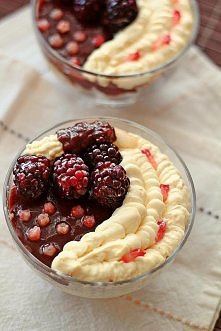 okruchy ciasta, bita śmieta...