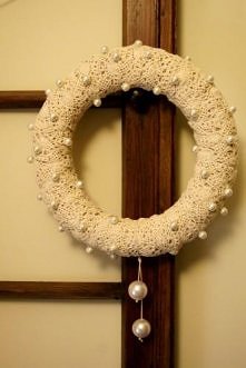 z perełkami i koronką