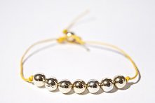 Rabat 25% czyli 6zł zamiast 8zł! Bransoletka wykonana z sznurka woskowanego o kolorze miodowym oraz złotych koralików. Długość bransoletki to 21cm. Więcej informacji po kliknięc...