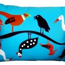 DESIGNERSKa Jesień
Poduszka folkowa z mikrofibry o wymiarach 40x50.Składa się z białej poduszeczki i poszewki z zameczkiem.Z wzorem autorskim 
STYLANDIA.PL