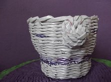 koszyczek na drobiazgi zrobiony z gazet :) 
Zapraszam do odwiedzenia mojego bloga : plecionki-ineski.blogspot.com