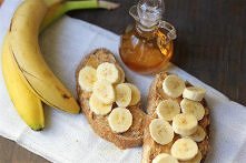 chleb pełnoziarnisty + masło orzechowe + banan ♥