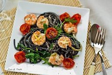 Orzeźwiające, czarne spaghetti z krewetkami i rukolą