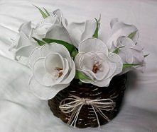 Kwiaty z bibuły w koszyku z...