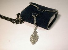 SEKRETNIK Z OKŁADKĄ Z PRAWDZIWEJ GRUBEJ SKÓRY W KOLORZE GRANATOWYM, PODKREŚLONA SREBRNYM AKCENTEM. KSIĄŻECZKA MA KARABIŃCZYK I DŁUGI ŁAŃCUSZEK.