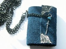 SEKRETNIK WYKONANY Z PRAWDZIWEJ GRUBEJ SKÓRY W KOLORZE NIEBIESKIM. ZAMYKANY, Z KLAPKĄ I BRZEGAMI OZDOBIONYMI SREBRNYM BROKATEM ORAZ ZE SREBRNYMI BRZEGAMI KARTEK. SEKRETNIK POSIA...