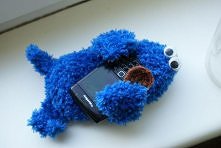 Etui na telefon, ciastkowy potfór chętnie zje twojego smartfona :D Wykonany z włóczki bawełnianej, bardzo kosmatej i miłej. Zapewnia komfortowy transport telefonu bez uszkodzeń ...