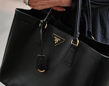 czarna torebka Prada