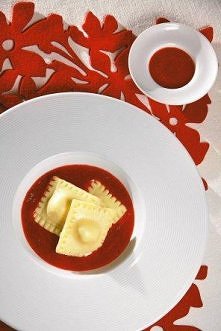 PIEROŻKI Z BIAŁEJ CZEKOLADY W TRUSKAWKOWYM SOSIE