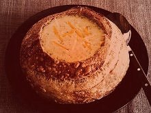 DZIECINNIE PROSTA Zupa serowa. Składniki :

3 serki topione
10-15 plasterki szynki
groszek świeży lub konserwowy
dymka, lub mala cebula
kostka rosołowa lub bulion 
szczypiorek

...