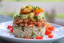 warzywowa piramidka - ryż, indyk, awokado, brzośkwinie, zioła