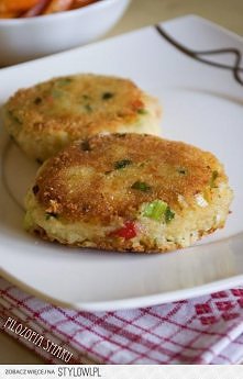 PIKANTNE BURGERY ZIEMNIACZANE

Składniki (na około 6 sztuk):

400 g obranych ziemniaków 
1 żółtko 
dwie cebule dymki wraz ze szczypiorem 
1 duży ząbek czosnku, posiekany 
1 czer...